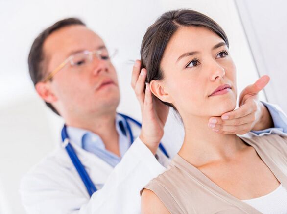 um médico examina um paciente com osteocondrose cervical